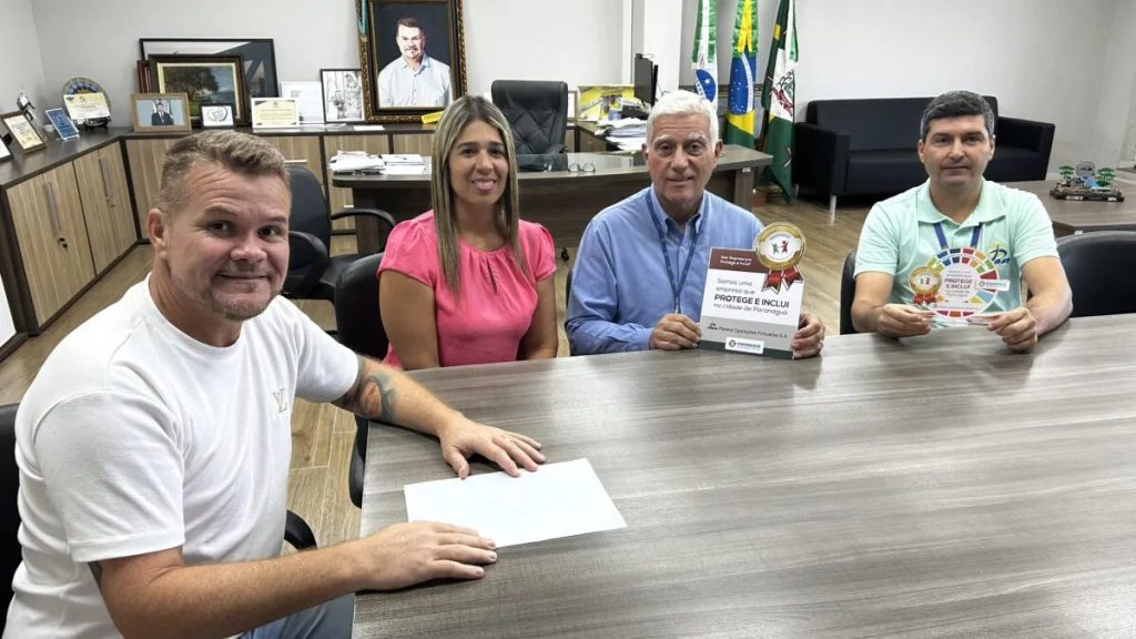 O diretor da Pasa, Persio Souza de Assis, recebeu do prefeito Marcelo Roque o Selo “Empresa que Inclui e Protege”, reconhecendo o compromisso da empresa com a inclusão e a proteção social em Paranaguá