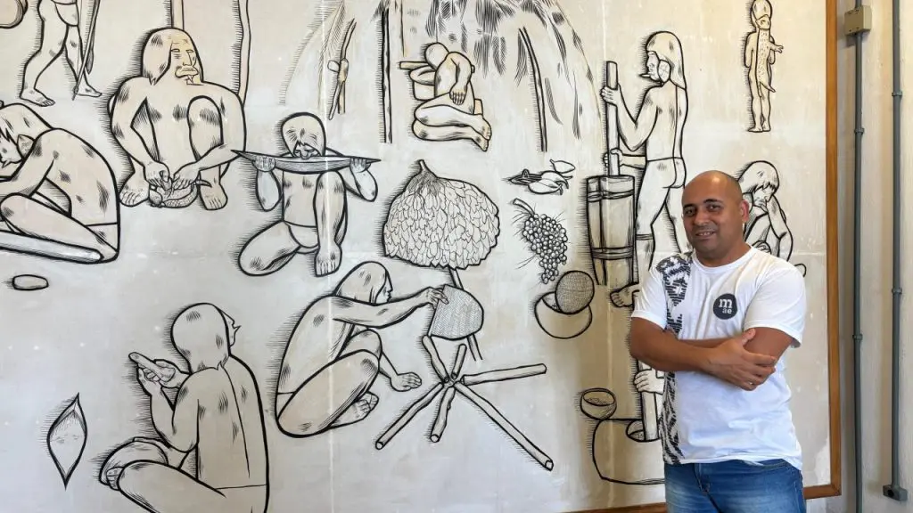 Painel de Poty Lazzarotto retrata a etnia Xetá, que tem apenas sete representantes no mundo. Foto: JB Litoral