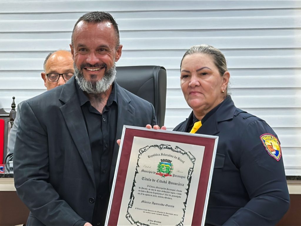 Reconhecida por sua atuação como guarda municipal, Marcia Aparecida Garcia se emocionou ao receber a homenagem na Câmara de vereadores. Foto: Luan Batista