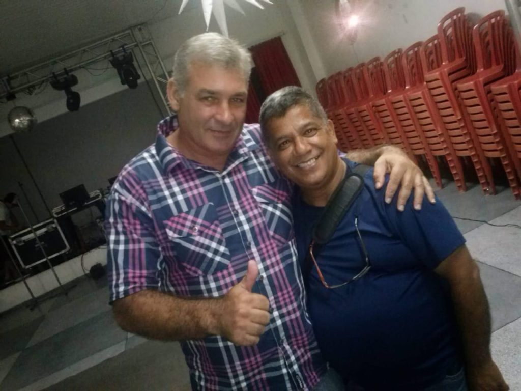 Marcos Machado, ao lado do fundador do JB Litoral, Gilberto Fernandes. Machado foi o primeiro repórter policial do JB Litoral