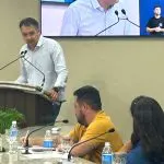 O prefeito Roberto Justus defende na tribuna aprovação de emenda para viabilizar o pagamento de uma dívida milionária com cartórios. Foto: Câmara de Guaratuba