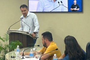 O prefeito Roberto Justus defende na tribuna aprovação de emenda para viabilizar o pagamento de uma dívida milionária com cartórios. Foto: Câmara de Guaratuba