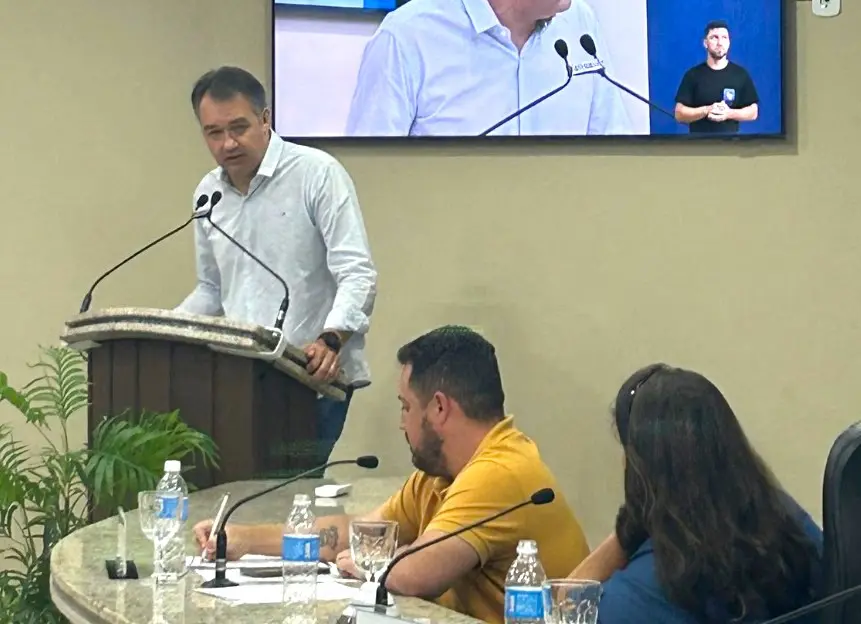 O prefeito Roberto Justus defende na tribuna aprovação de emenda para viabilizar o pagamento de uma dívida milionária com cartórios. Foto: Câmara de Guaratuba