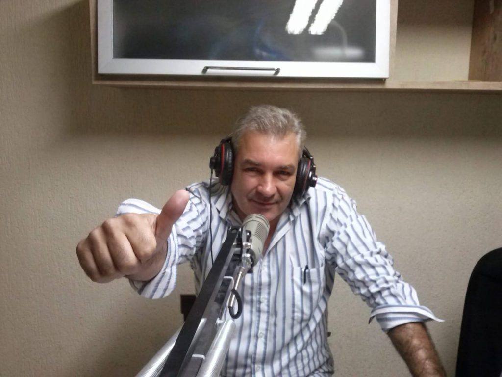 Antes de ser policial, ele também trabalhou em uma rádio local.