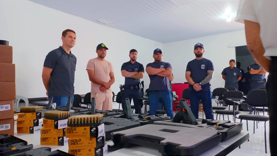 No começo de dezembro, a Prefeitura de Pontal do Paraná entregou 35 novas armas à GCM, que usava armas emprestadas da PM. Foto: Prefeitura de Pontal do Paraná