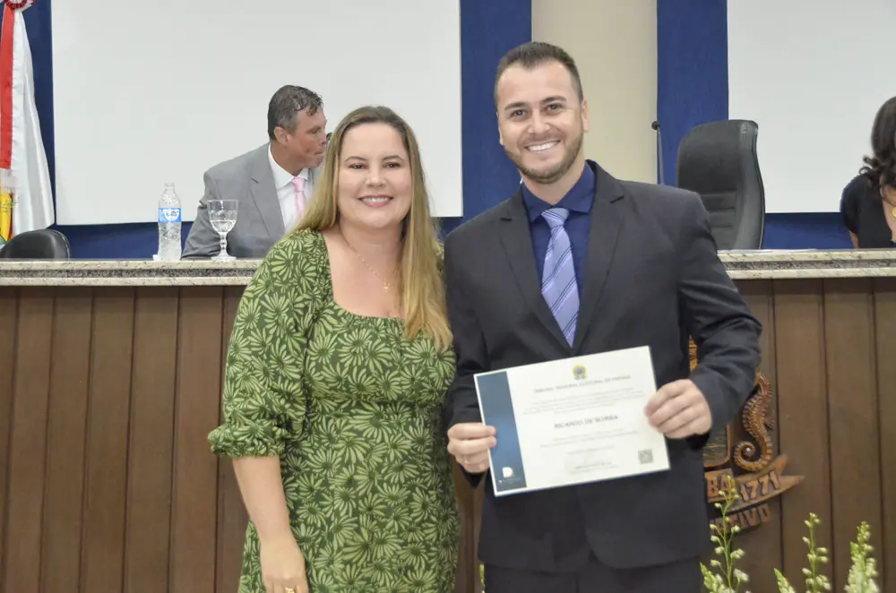 A juíza eleitoral Giovanna de Sá Rechia ao lado de Ricardo Borba, o vereador com mais votos na história de Guaratuba. Foto: Câmara de Guaratuba