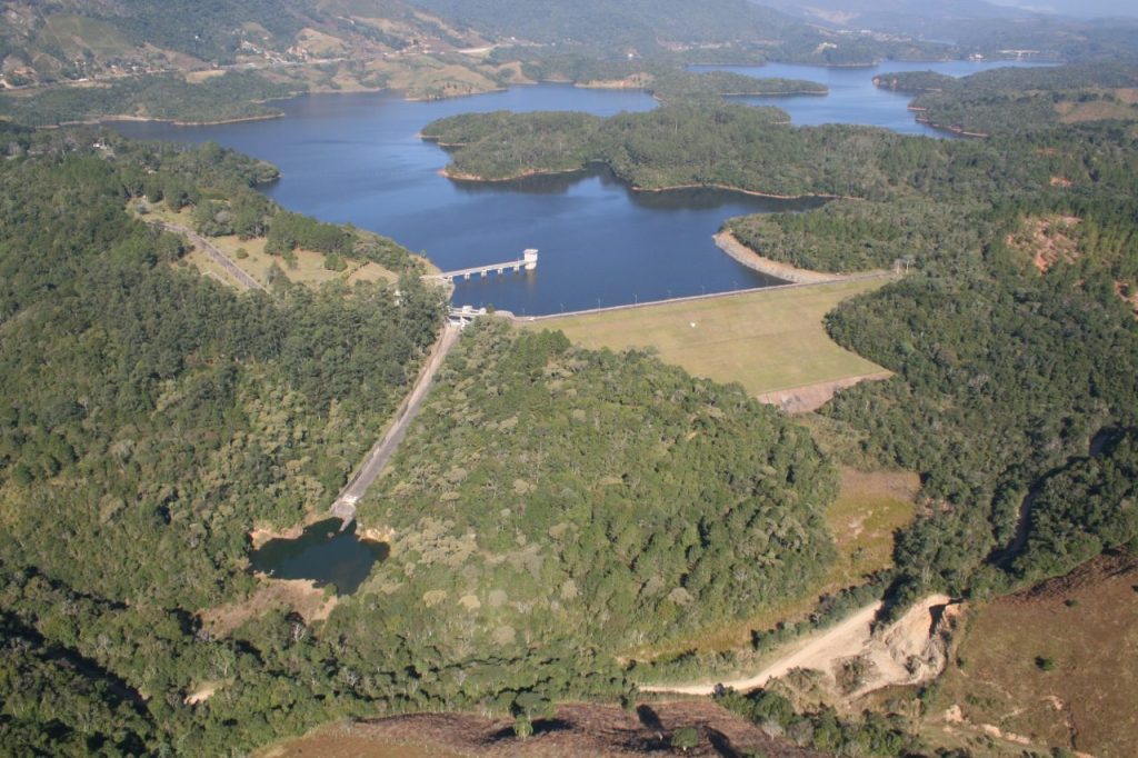 Usina Hidrelétrica Governador Pedro Viriato Parigot de Souza, localizada na divisa entre Antonina e Campina Grande do Sul, opera desde 1971 com captação no Rio Capivari e deságue no Rio Cachoeira. Foto: Copel