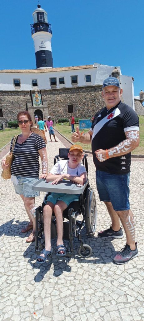 Marcos Machado, ao lado da esposa Patrizia e do filho Matheus, é reconhecido como Cidadão Honorário de Paranaguá por sua trajetória de dedicação e superação.