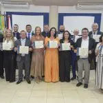 Prefeito eleito Mauricio Lense, vice-prefeita Evani Justus e os 13 vereadores diplomados para a gestão 2025-2028, juntos após a solenidade de diplomação realizada pela Justiça Eleitoral em Guaratuba. Foto: Câmara de Guaratuba