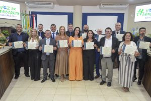 Prefeito eleito Mauricio Lense, vice-prefeita Evani Justus e os 13 vereadores diplomados para a gestão 2025-2028, juntos após a solenidade de diplomação realizada pela Justiça Eleitoral em Guaratuba. Foto: Câmara de Guaratuba