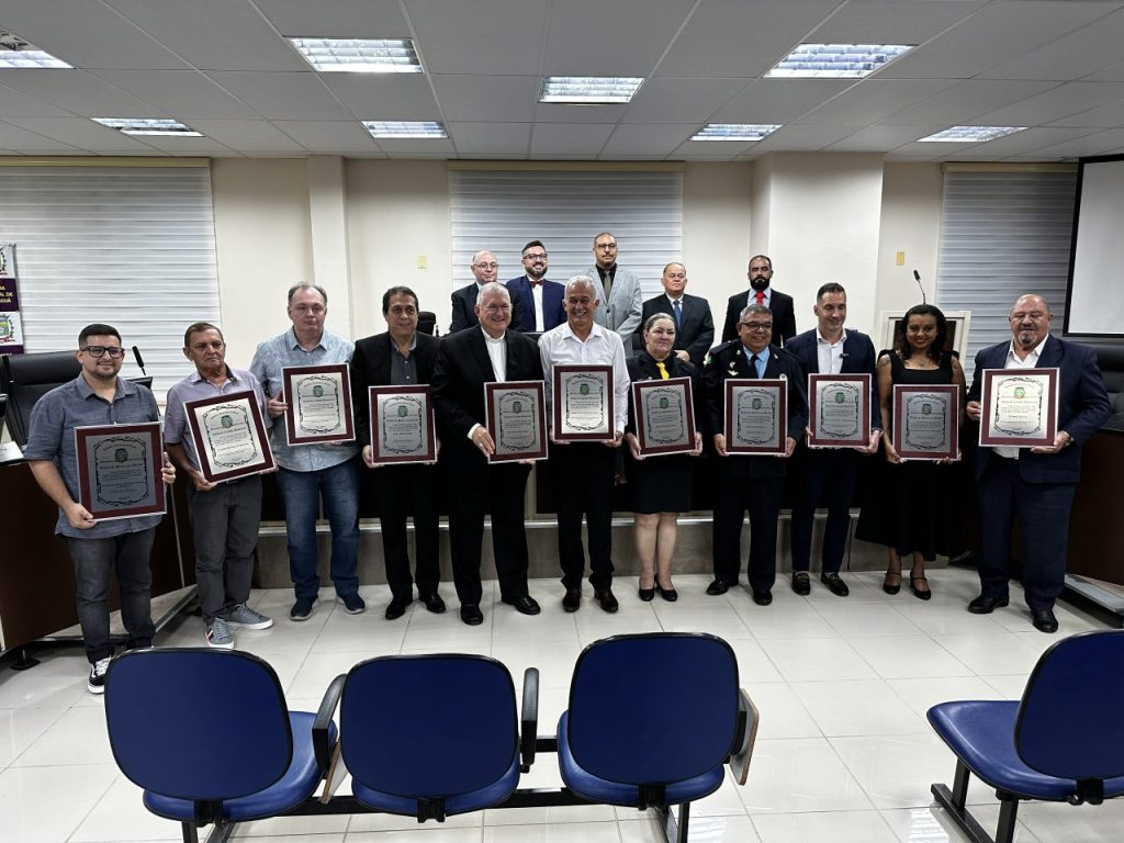 A Câmara de Vereadores encerrou a legislatura homenageando lideranças de diversos segmentos na cidade.