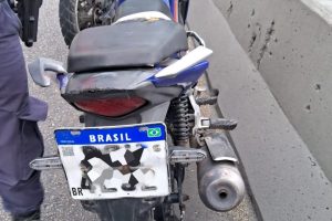 Moto furtada recuperada com menor em Paranaguá