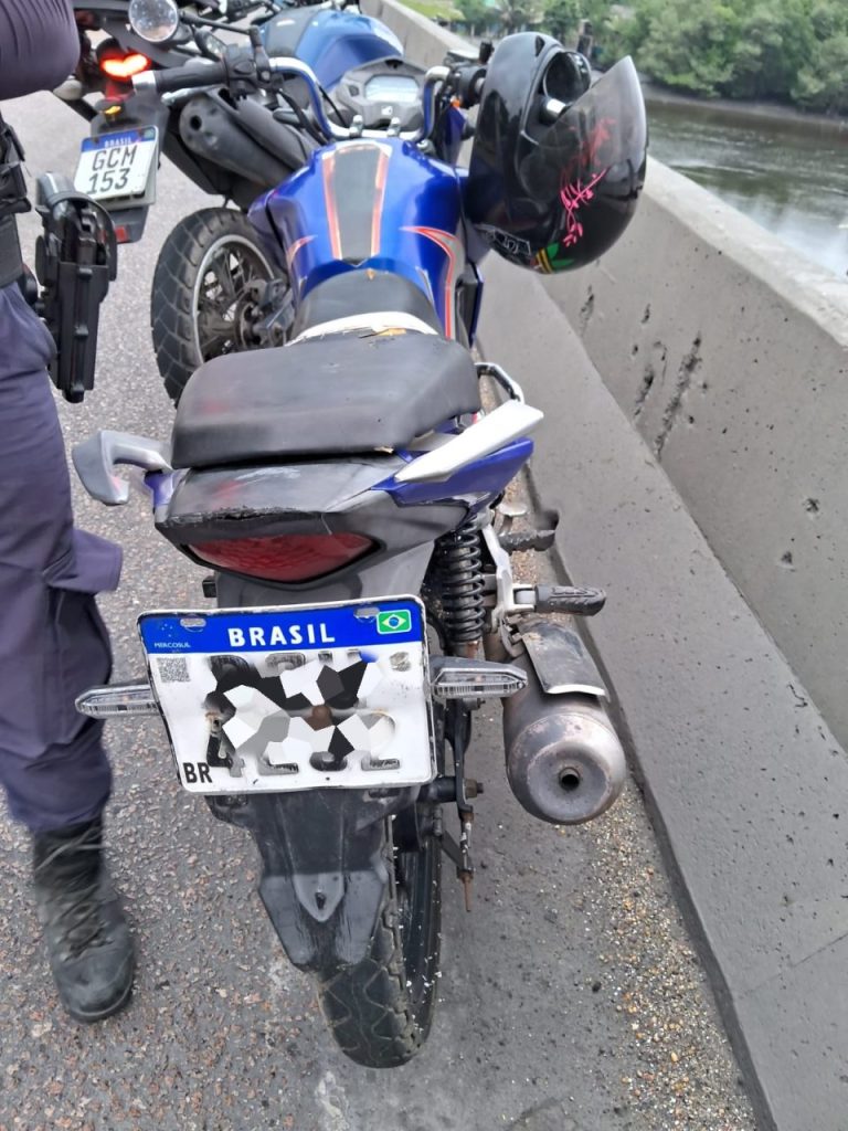 Moto furtada recuperada com menor em Paranaguá
