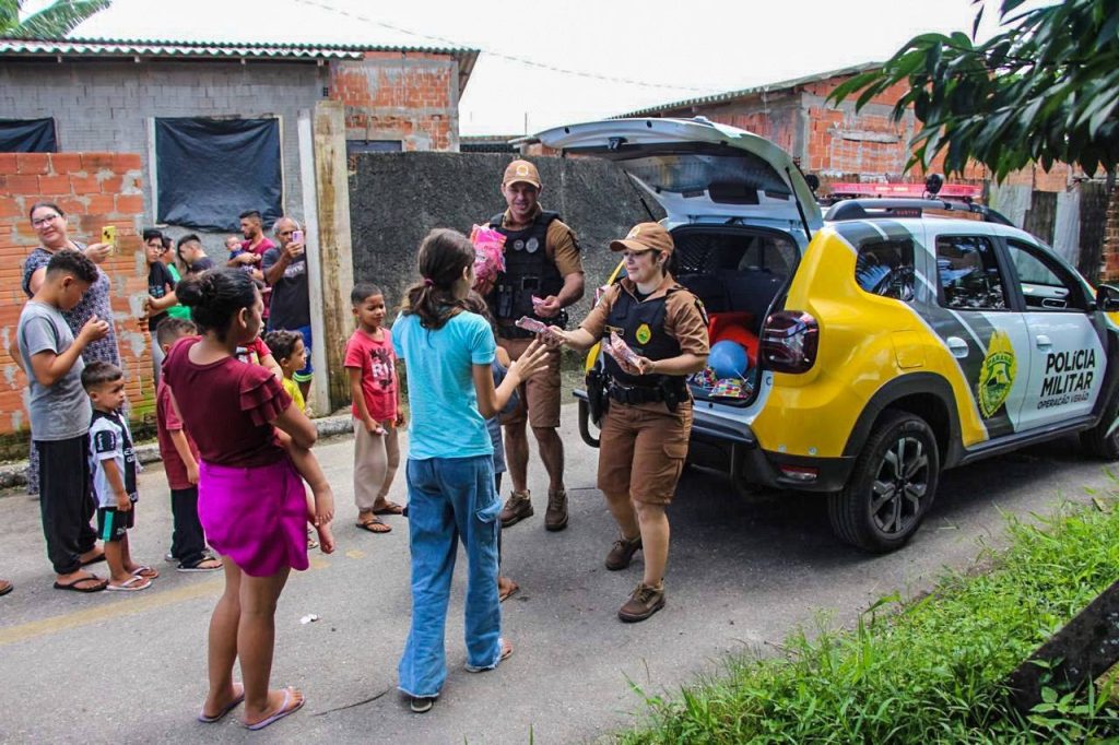 Polícia Militar entrega presentes para crianças