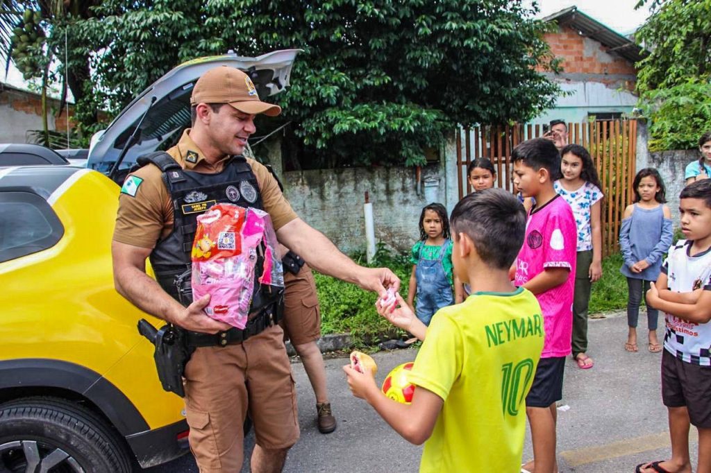 Polícia Militar entrega presentes para crianças 2