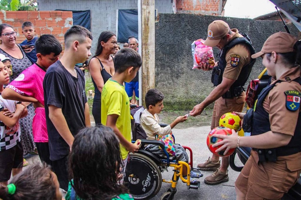 Polícia Militar entrega presentes para crianças 3
