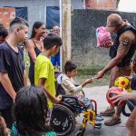 Polícia Militar entrega presentes para crianças 3