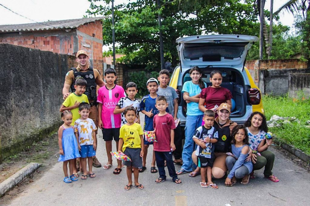 Polícia Militar entrega presentes para crianças 5