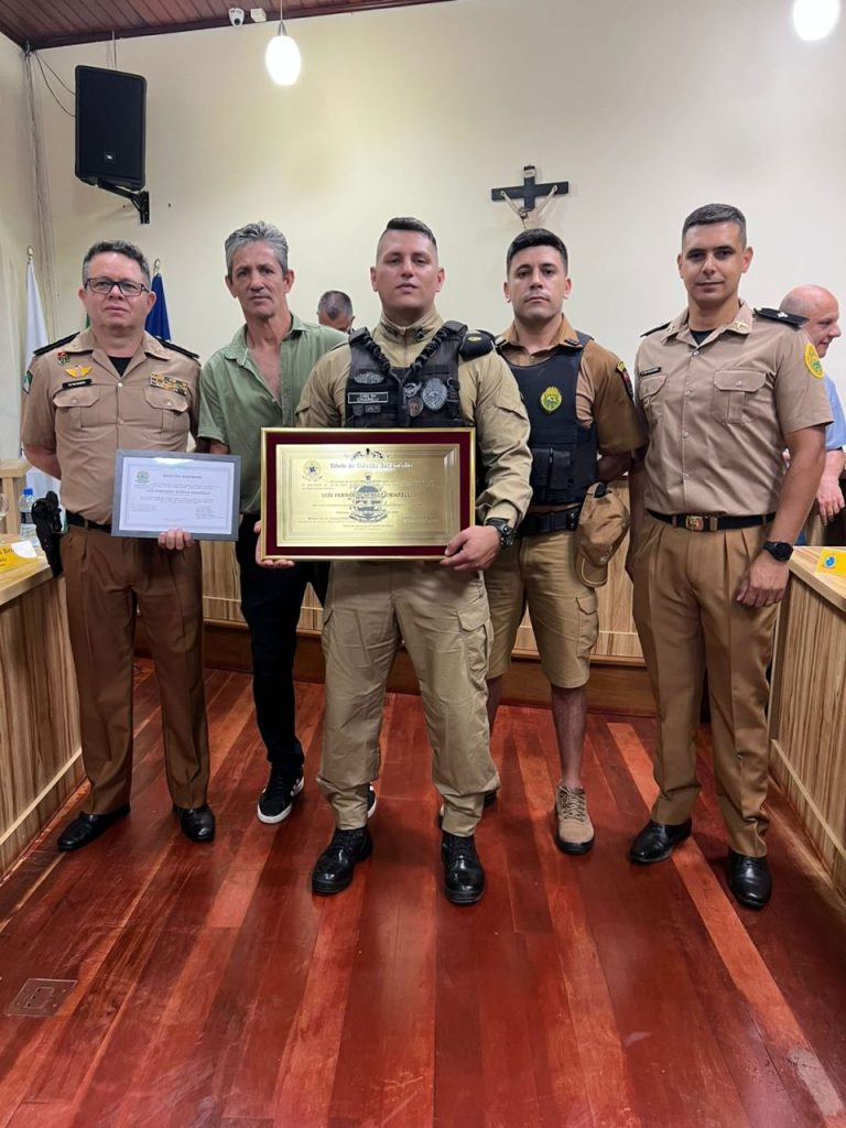 Policiais mlittares homenagejados em Antonina 2