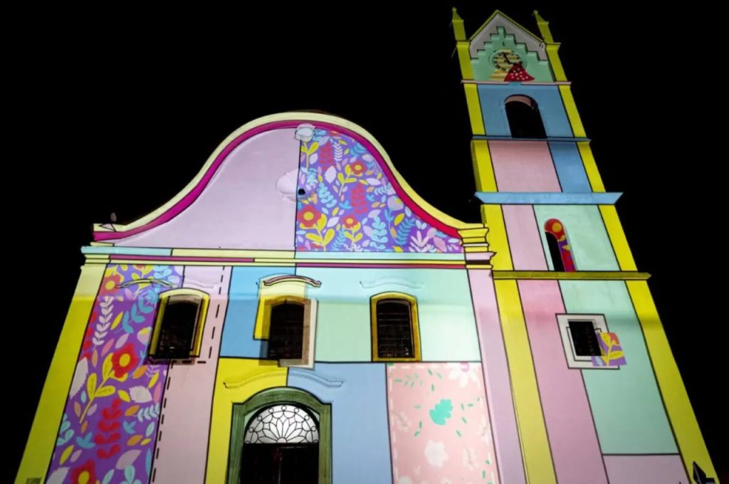 Projeto luminotécnico em projeção mapeada deixará a catedral colorida com imagens de Natal (Créd. Parnaxx)