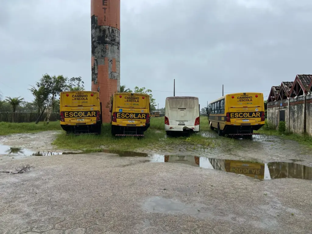 Motoristas de ônibus escolar denunciam que não estão recebendo por horas extras e, por isso, crianças estão ficando sem transporte.