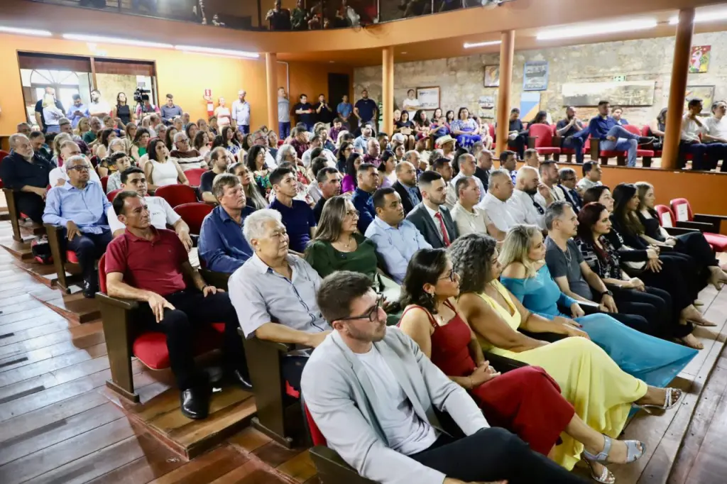 Mesmo com o público presente no Theatro Municipal de Antonina pedindo discurso dos diplomados, solenidade foi encerrada sem as falas. Foto: João Crisanto
