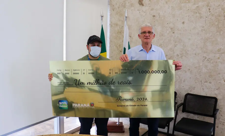 entrega_cheque-Foto SEFA-PR