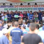 Abertura do Verão Maior Paraná 2024/2025 ocorreu no sábado (21), em Pontal do Paraná, com a presença do governador e autoridades locais.