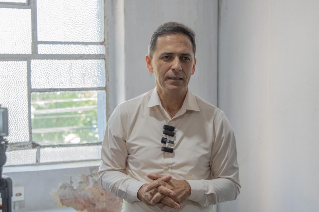08-01-2025 ADRIANO RAMOS SOBRE PRÉDIO DA PREFEITURA Fotos – Matheus Poli – JB Litoral (1)