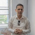 08-01-2025 ADRIANO RAMOS SOBRE PRÉDIO DA PREFEITURA Fotos – Matheus Poli – JB Litoral (1)