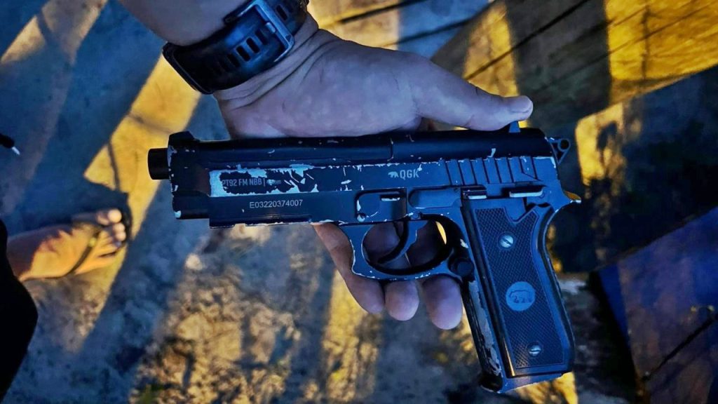 Apreensão de réplica de pistola na Ilha das Peças