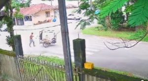 Carrinheiro dispensando corpo
