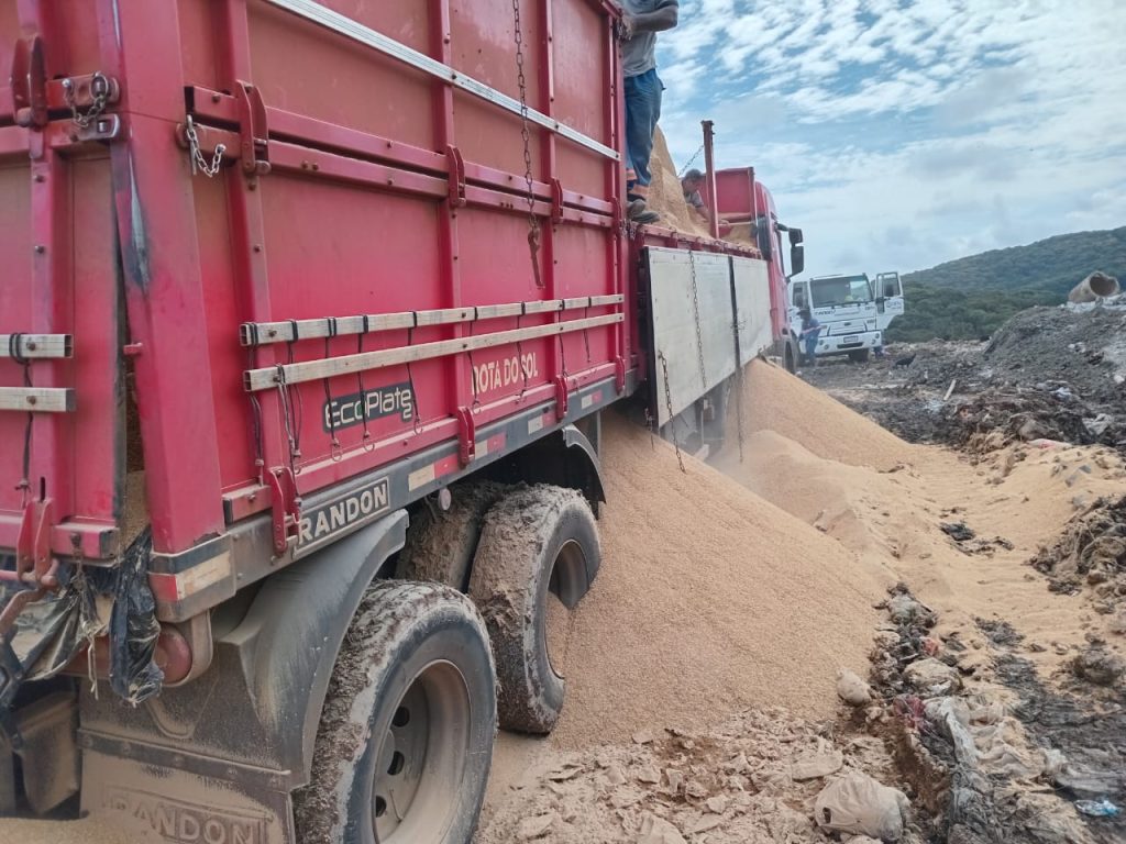 Um caminhão foi autorizado a fazer o descarte da carga no aterro sanitário de Paranaguá