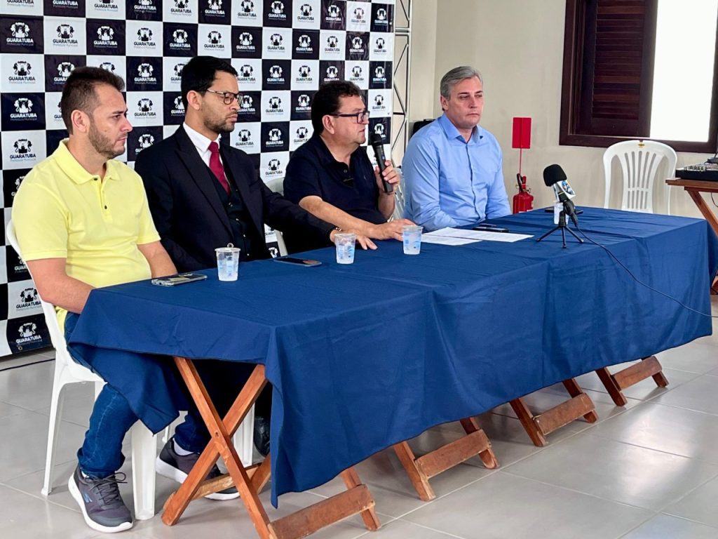 O presidente da Câmara Municipal, Ricardo de Borba, o prefeito Maurício Lense (Podemos), o procurador-geral, Leonardo Luís da Silva, e o secretário de Finanças, Jean Colbert Dias, durante a coletiva sobre o decreto de emergência administrativa de Guaratuba. (Paulinho Max/Portal da Cidade)