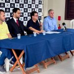 O presidente da Câmara Municipal, Ricardo de Borba, o prefeito Maurício Lense (Podemos), o procurador-geral, Leonardo Luís da Silva, e o secretário de Finanças, Jean Colbert Dias, durante a coletiva sobre o decreto de emergência administrativa de Guaratuba. (Paulinho Max/Portal da Cidade)