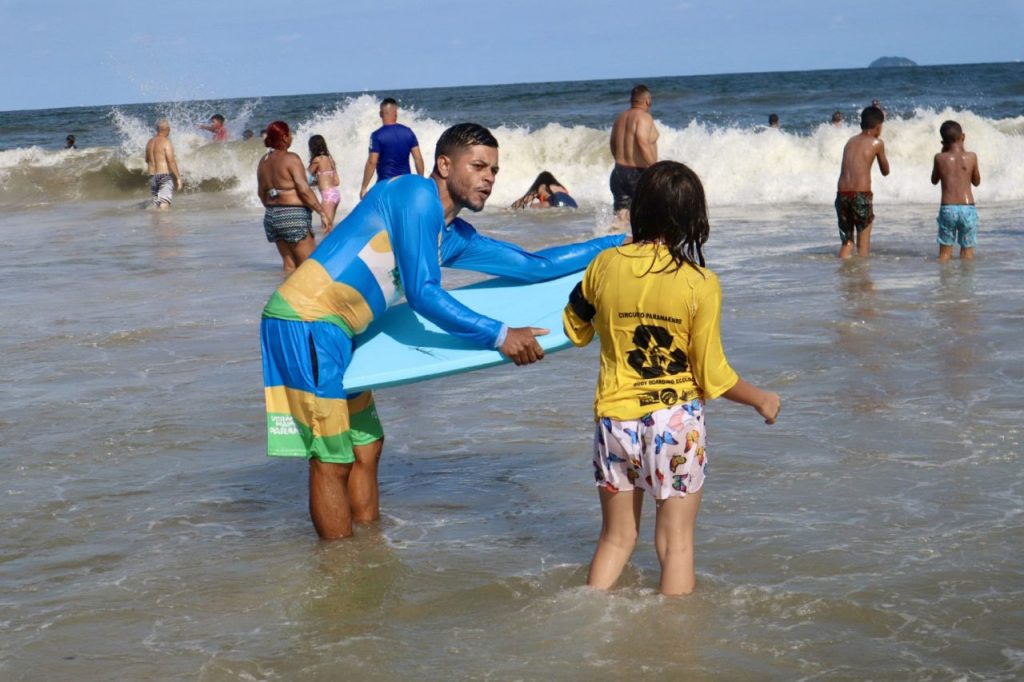 Legenda: Aulas de bodyboarding são gratuitas para crianças e adultos.