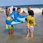 Legenda: Aulas de bodyboarding são gratuitas para crianças e adultos.