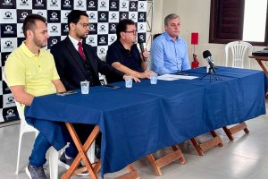 O presidente da Câmara Municipal, Ricardo de Borba, o prefeito Maurício Lense (Podemos), o procurador-geral, Leonardo Luís da Silva, e o secretário de Finanças, Jean Colbert Dias, durante a coletiva sobre o decreto de emergência administrativa de Guaratuba. (Paulinho Max/Portal da Cidade)