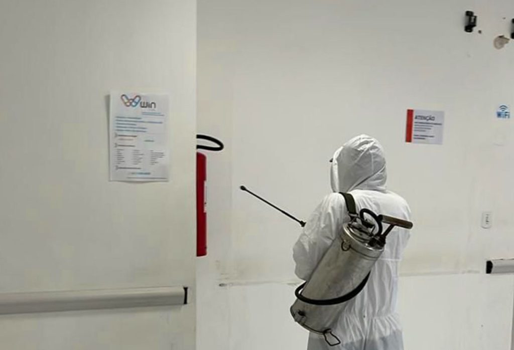 Inseticida começou a ser aplicado na parte interna de prédios públicos de Paranaguá; UPA e Prefeitura estão entre os que já receberam a borrifação. Foto: Prefeitura de Paranaguá