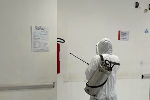 Inseticida começou a ser aplicado na parte interna de prédios públicos de Paranaguá; UPA e Prefeitura estão entre os que já receberam a borrifação. Foto: Prefeitura de Paranaguá
