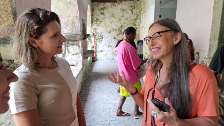 Vice-prefeita de Paranaguá visitou o MAE durante as gravações e conversou com a diretora do filme. Foto: Prefeitura de Paranaguá