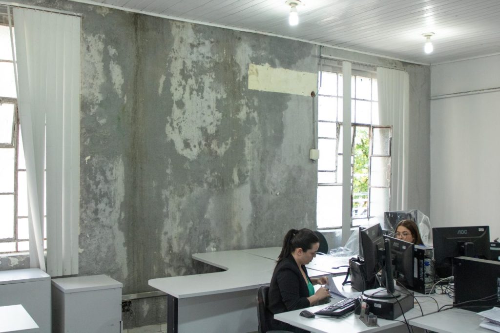 Paredes danificadas e sem pintura deixam o local com mau cheiro. Foto: Matheus Poli/ JB Litoral