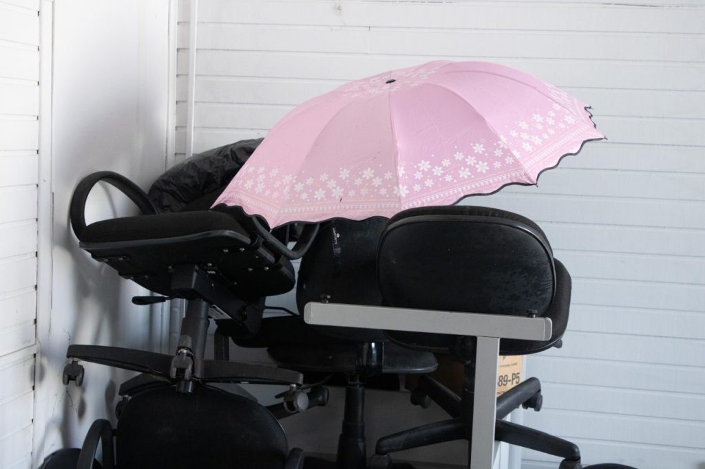 Um guarda-chuva tenta impedir com que móveis da Prefeitura fiquem molhados. Foto: Matheus Poli/ JB Litoral