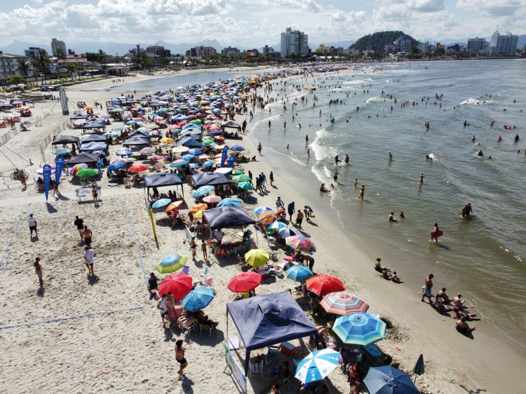 praia lotada; Ari Dias – AEN