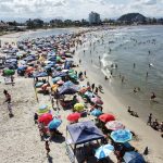 praia lotada; Ari Dias – AEN