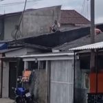 Homem morre após ser contido em telhado