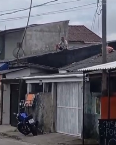 Homem morre após ser contido em telhado