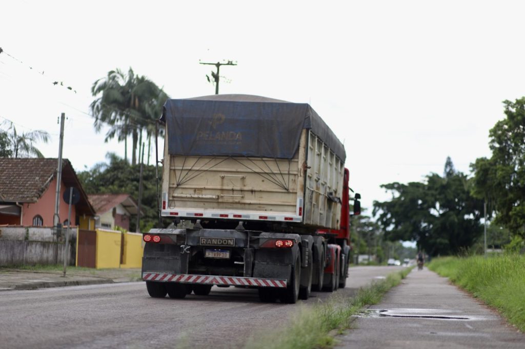 Caminhões em Antonina