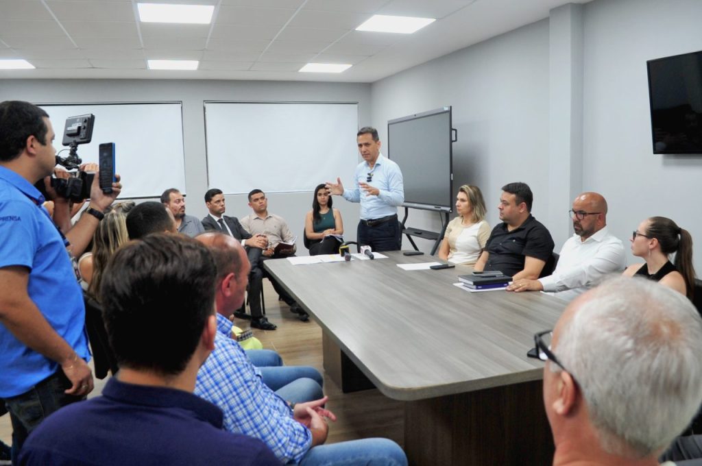 Adriano Ramos convocou a imprensa para denunciar a situação. Foto: Prefeitura de Paranaguá