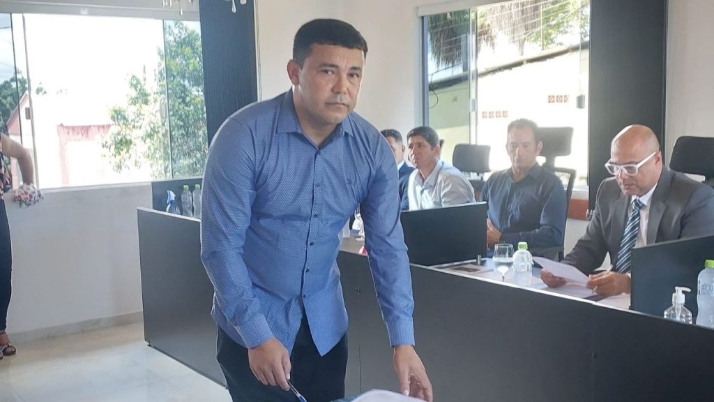 Pela primeira vez, Sandro da Saúde (União) toma posse como prefeito de Guaraqueçaba.